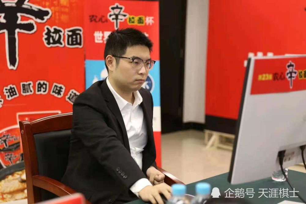 1990年，一艘庞大的飞船呈现在地球上空，人们惊慌不安，却又额外好奇。颠末一段时候严重的期待，外星飞船始终没有消息。人类终究谨慎翼翼接近它，强行走进舱内，成果发现了不可胜数的外星人。他们形容丑恶，好像虾子，并且健康状态极差，衰弱无力。本来这是一群来自外星的难平易近，他们终究被地球人采取，并隔离在南非约翰内斯堡的一片区域内糊口，此地名为“第九区”。颠末长达20年的繁衍，外星难平易近的数目扩大至180万之多，且和周边人类的矛盾冲突不竭，愈来愈多的人类呼吁将“年夜虾”赶出地球。MNU（各国联盟组织）颠末商量，决议将外星难平易近迁徙到更加偏僻的区域。MNU外星事务部分的奸细威库斯（Sharlto Copley 饰）专门负责搬家工作。威库斯在带动进程中狂妄随便，与本地居平易近冲突几次。终究，他为本身的行动支出价格，外星人的神秘流体将其传染，威库斯渐渐酿成了外星人的样子……